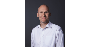 Tom Koomans - Directeur Concept, Marketing et Communication Groupe • Dir. Animation des Réseaux - photo avec bandeaux blancs